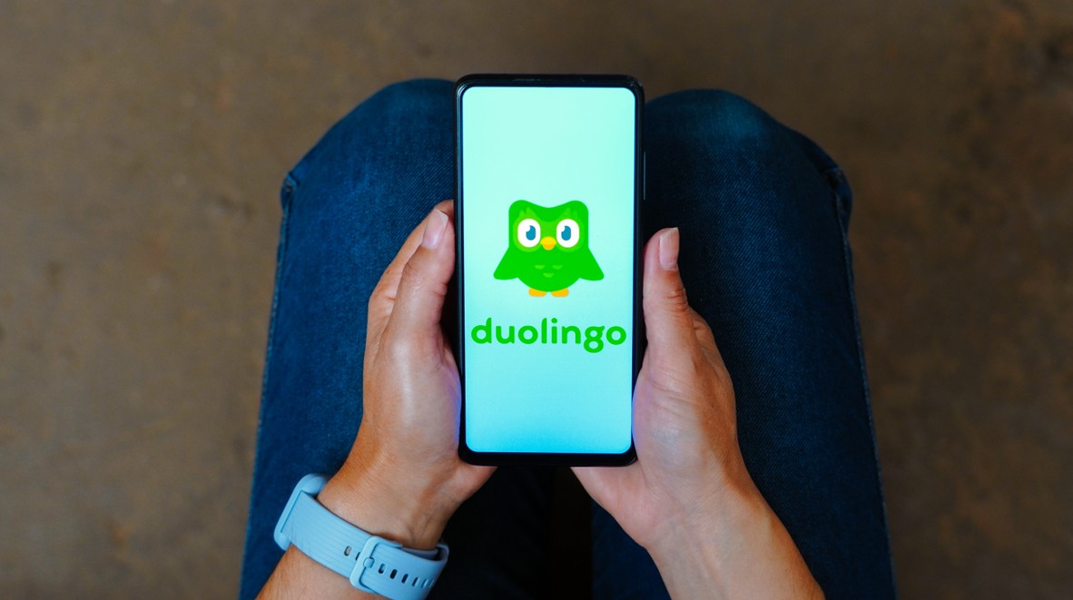 Persona aprendiendo un idioma con Duolingo